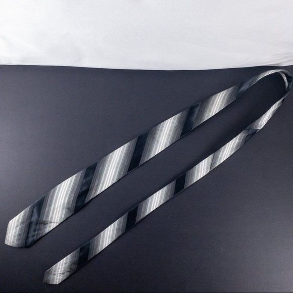 5 Brand Name Ties including Dior, Aquascutum, Vanderbilt, and The Met Museum - Picture 12 of 16